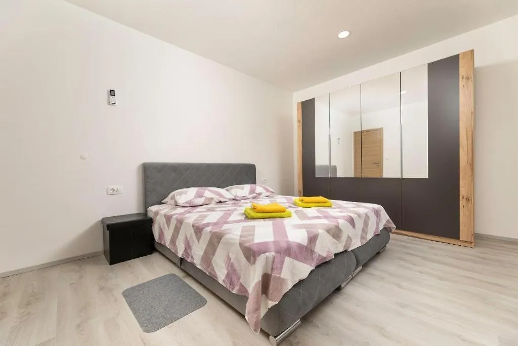 Villa George Z Ogrevanim Bazenom In Vrtno Kuhinjo Županje 0*,  Κροατία