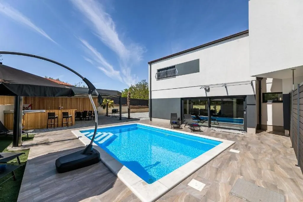 Villa George Z Ogrevanim Bazenom In Vrtno Kuhinjo Županje Κροατία