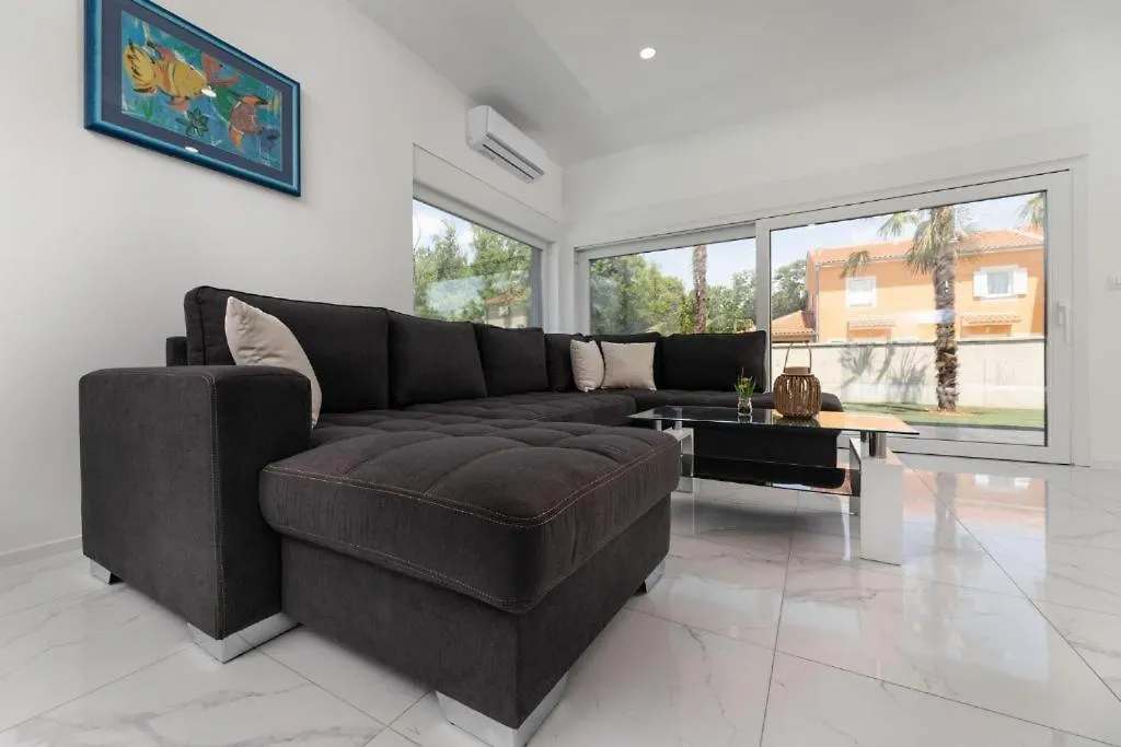 Villa George Z Ogrevanim Bazenom In Vrtno Kuhinjo Županje 0*,  Κροατία