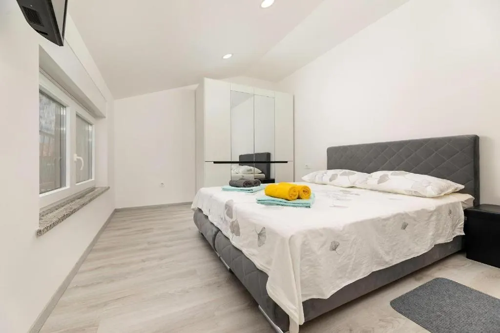 Villa George Z Ogrevanim Bazenom In Vrtno Kuhinjo Županje Κροατία
