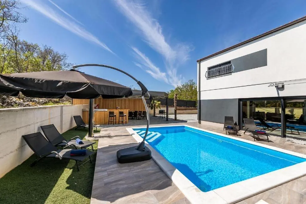 Villa George Z Ogrevanim Bazenom In Vrtno Kuhinjo Županje