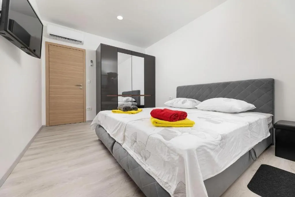 Villa George Z Ogrevanim Bazenom In Vrtno Kuhinjo Županje 0*,