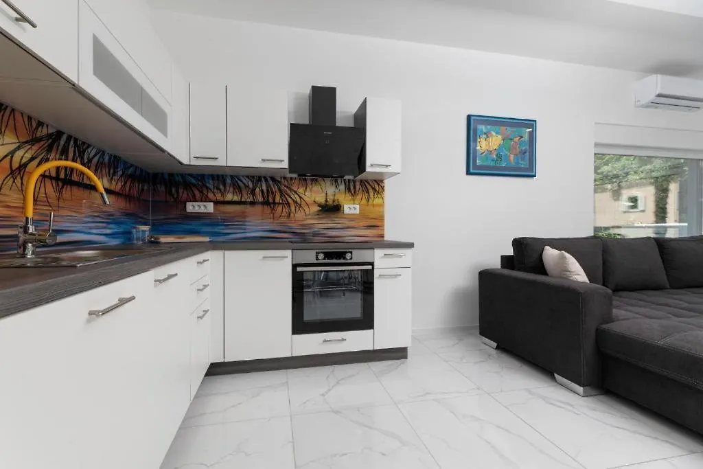 Villa George Z Ogrevanim Bazenom In Vrtno Kuhinjo Županje