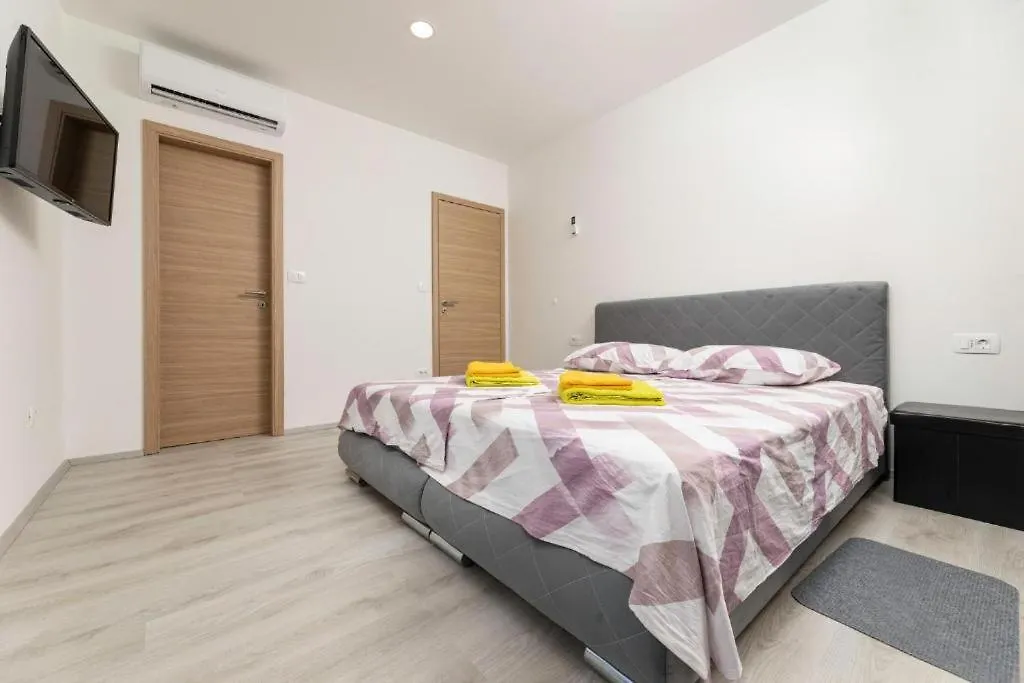 Villa George Z Ogrevanim Bazenom In Vrtno Kuhinjo Županje