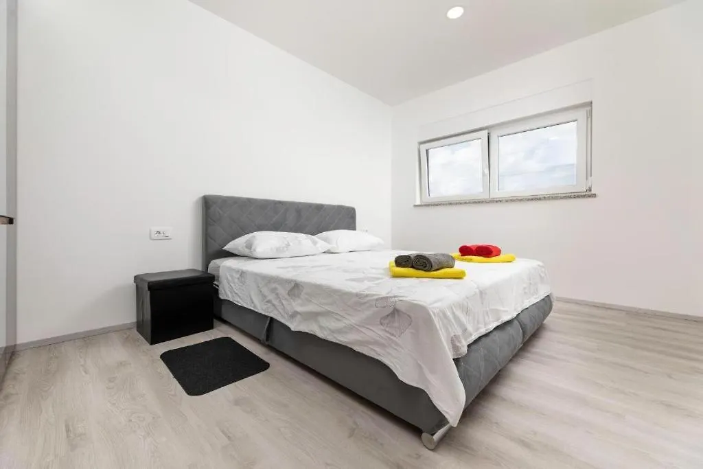 Villa George Z Ogrevanim Bazenom In Vrtno Kuhinjo Županje