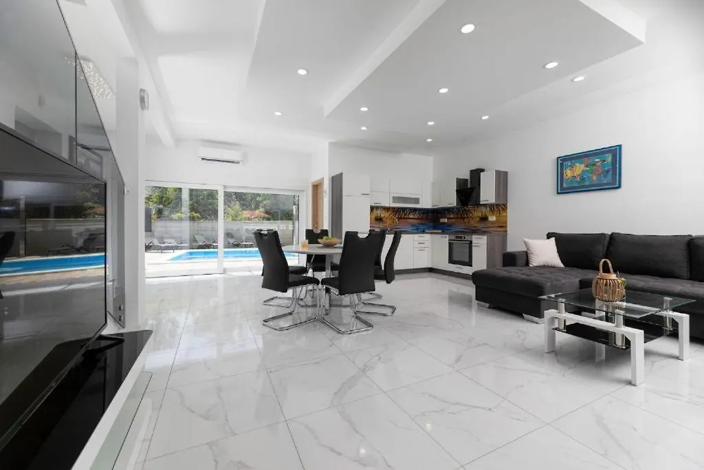 Villa George Z Ogrevanim Bazenom In Vrtno Kuhinjo Županje Κροατία
