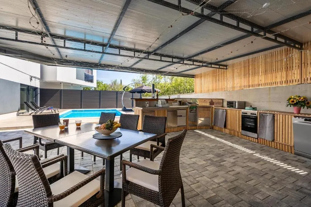 Villa George Z Ogrevanim Bazenom In Vrtno Kuhinjo Županje Κροατία